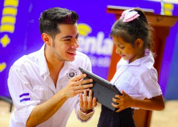Mined entregó equipos tecnológicos a estudiantes del Centro Escolar Alicia Ortiz viuda de Flores, en Santa Ana