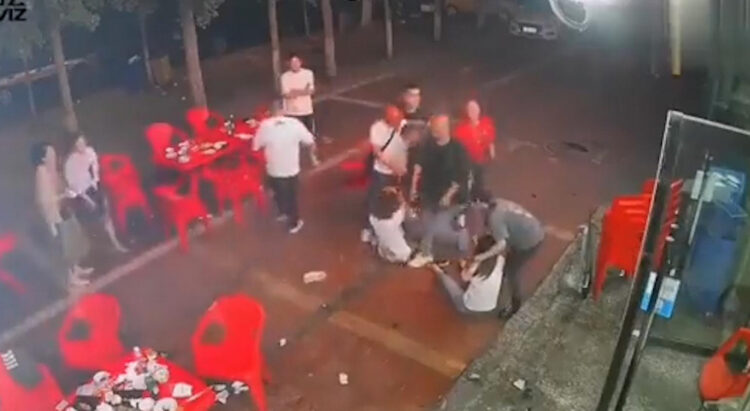 China: el brutal ataque contra un grupo de mujeres que se viralizó en un video y provocó una ola de indignación