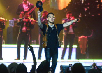 (VIDEO) A Christian Nodal le lanzaron hielos en pleno concierto en Bolivia