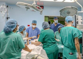 Delegación de médicos estadounidenses realizan cirugías para atender problemas de nariz, oídos y tráquea a niños en Hospital Benjamín Bloom