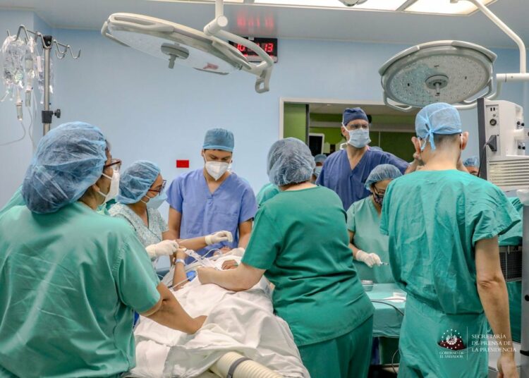 Delegación de médicos estadounidenses realizan cirugías para atender problemas de nariz, oídos y tráquea a niños en Hospital Benjamín Bloom