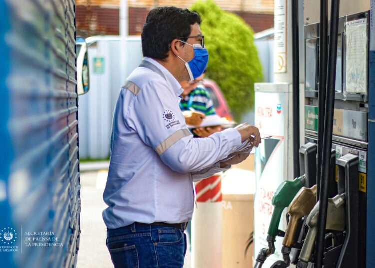 Ministerio de Economía inspecciona precios de combustibles en gasolineras