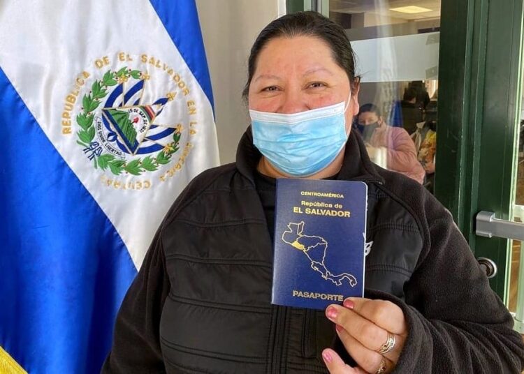 Diputados destacan acercamiento de servicios consulares a salvadoreños en el exterior