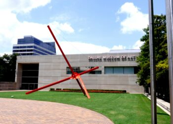 Un hombre destruye piezas de arte de un museo de Texas valuadas en más de 5 millones de dólares porque se «enojó con su chica»