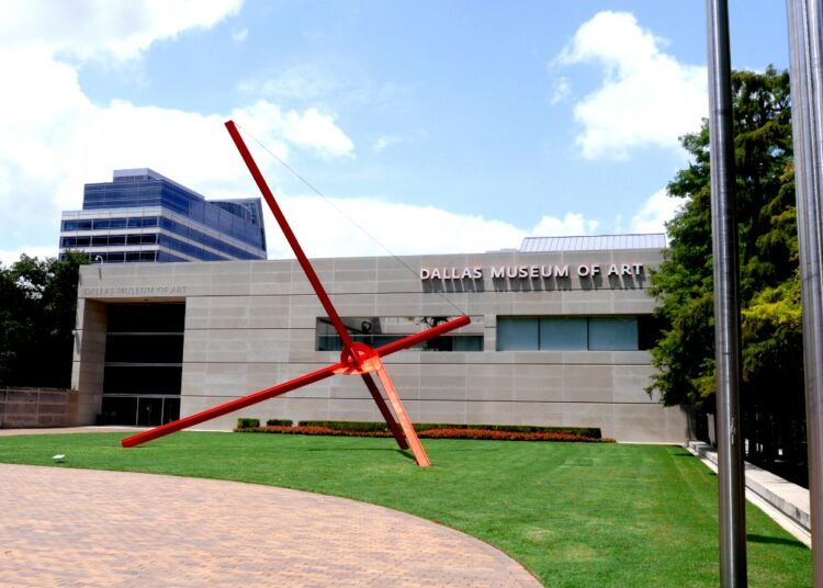 Un hombre destruye piezas de arte de un museo de Texas valuadas en más de 5 millones de dólares porque se «enojó con su chica»