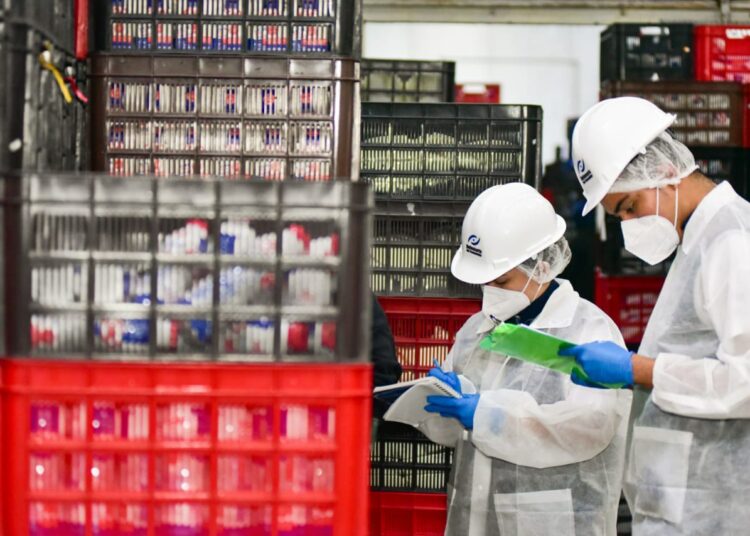 Defensoría del Consumidor inspecciona fábrica de productos lácteos