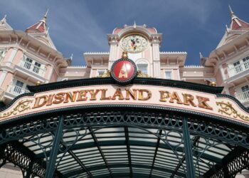 (VIDEO) Empleado arruina propuesta de matrimonio en Disney y le arrebata el anillo al novio