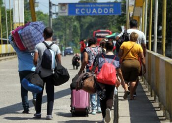 Ecuador otorgará amnistía y regularizará a migrantes de Venezuela