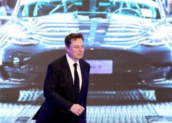 Elon Musk quiere recortar el 10% de la fuerza laboral de Tesla e hizo un sombrío pronóstico sobre la economía
