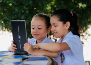 «Estamos entregando más de 20,000 tablets diarias»: Presidente Bukele