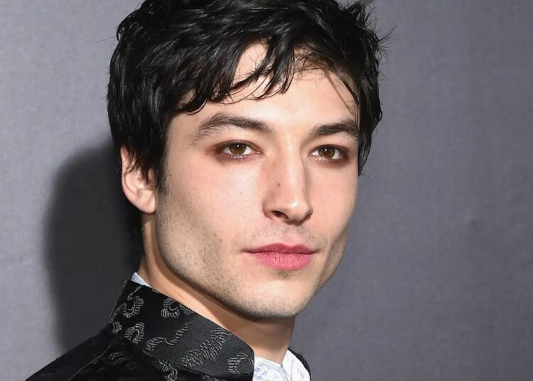 Menor de edad obtiene orden de restricción en contra de Ezra Miller