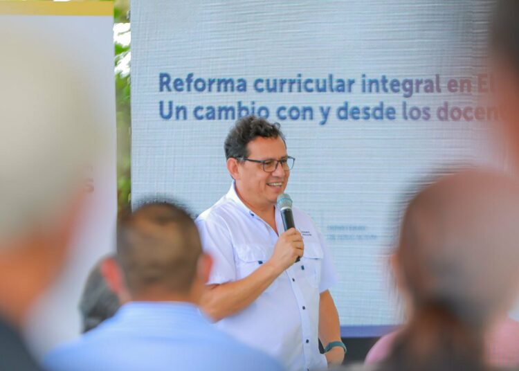 Gobierno central establece diálogo con docentes en Chalatenango para lograr una reforma curricular integral