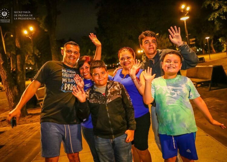 Salvadoreños disfrutan de paseos nocturnos en Centro Histórico de San Salvador