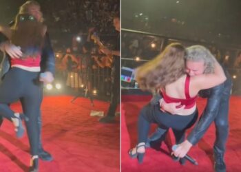 (VIDEO) Una admiradora tiró a Fher de Maná en el escenario al intentar hacer que la cargara