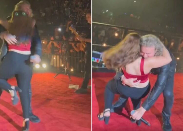(VIDEO) Una admiradora tiró a Fher de Maná en el escenario al intentar hacer que la cargara