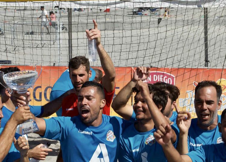 Frank Velásquez se coronó campeón con su equipo en el Oceanside Beach Soccer Championship
