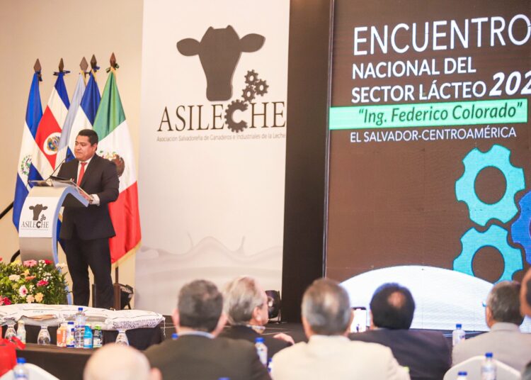 Ministro de Agricultura anuncia medidas de apoyo para los ganaderos del país