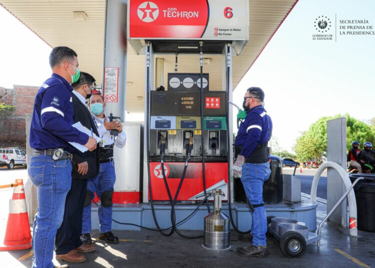 Medidas ante la inflación significan una reducción cercana a los $2 por galón en precios de combustibles