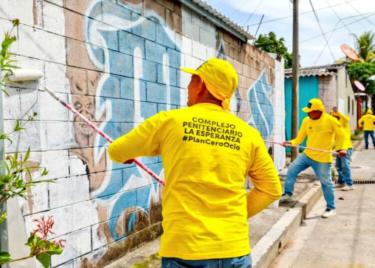Reos borran grafitis alusivos a pandillas