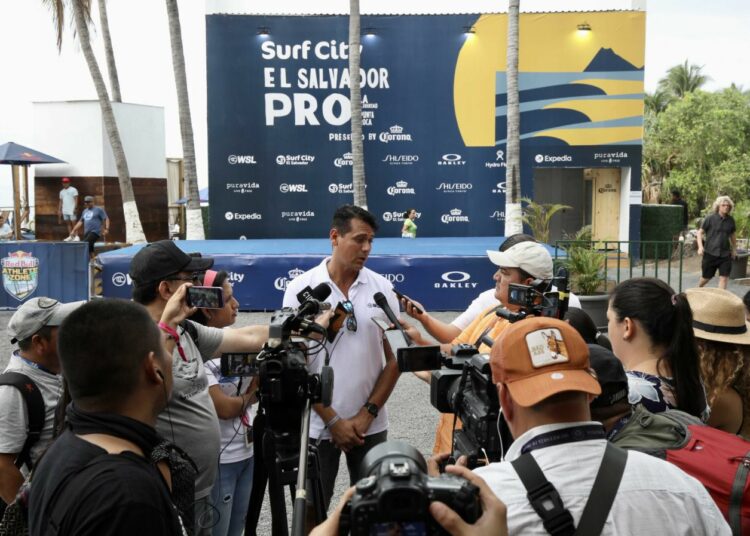 Debido al bajo oleaje el Championship Tour entra en pausa