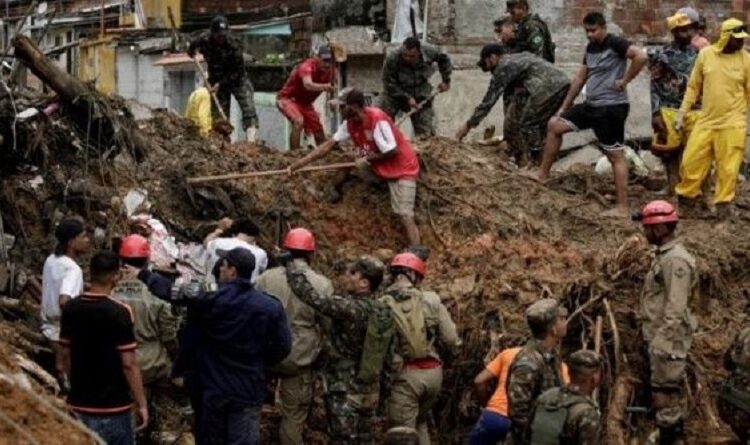 Aumentó a 106 la cifra de muertos por las lluvias en Brasil mientras continúa la alerta climatológica en Pernambuco
