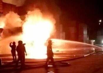 (VIDEOS) Al menos 49 muertos y más de 300 heridos tras una gigantesca explosión en un depósito de contenedores en Bangladesh