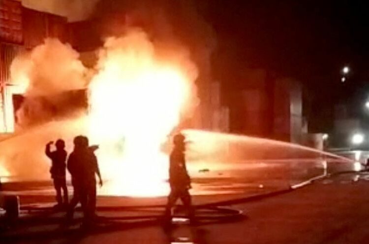 (VIDEOS) Al menos 49 muertos y más de 300 heridos tras una gigantesca explosión en un depósito de contenedores en Bangladesh