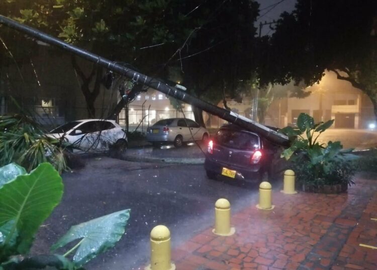 (VIDEOS) Inundaciones y creciente súbitas por los fuertes aguaceros de la noche del sábado en Cali