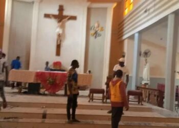 (IMAGENES FUERTES) Ataque contra iglesia católica deja al menos 50 muertos en Nigeria