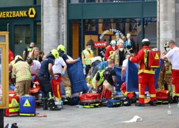 Automóvil embiste a multitud en calle de Berlín causando la muerte al menos una persona y varios heridos