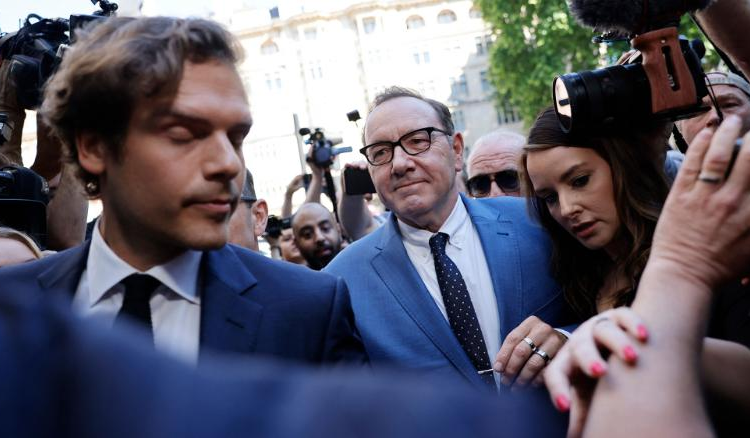 El actor estadounidense Kevin Spacey quedó en libertad bajo fianza tras comparecer ante un tribunal de Londres acusado de delitos sexuales