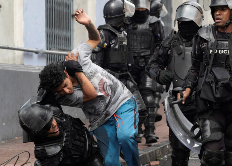 Choques entre indígenas y policías dejan un muerto en Quito