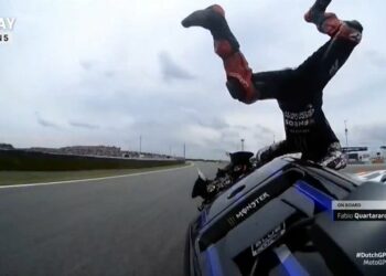 (VIDEOS) Fabio Quartararo sufre un choque y una caída en el MotoGP en Assen, la Catedral del Motociclismo