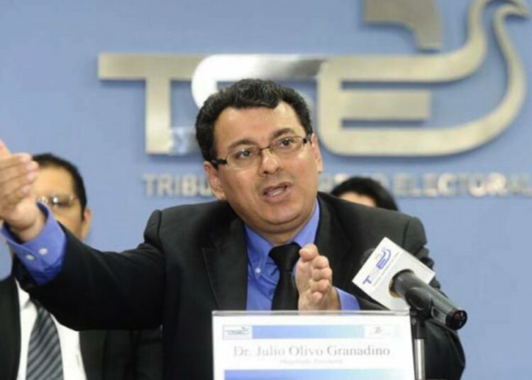 Julio Olivo, magistrado del TSE: “El pueblo salvadoreño tiene poder de dar un golpe de Estado”