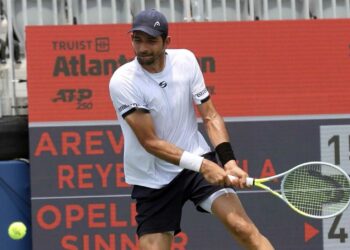 Marcelo Arévalo le gana al número 1 del mundo Daniil Medvedev