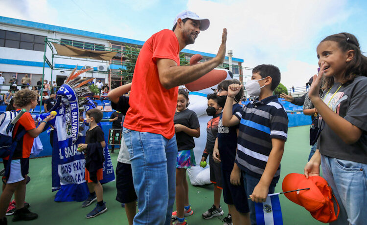 La Federación Salvadoreña de Tenis rindió homenaje a Marcelo Arévalo