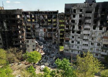 Encontraron en la ciudad costera de Mariúpol a otros 100 civiles muertos durante bombardeos rusos