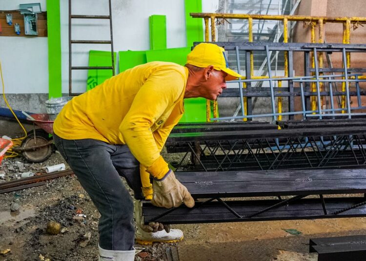 Privados de libertad realizan labores de construcción en el Hospital Nacional Zacamil