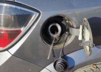 La televisión pública de Grecia enseña cómo «robar» gasolina de los autos