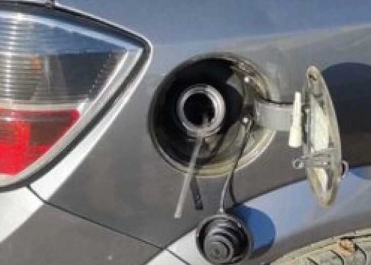 La televisión pública de Grecia enseña cómo «robar» gasolina de los autos