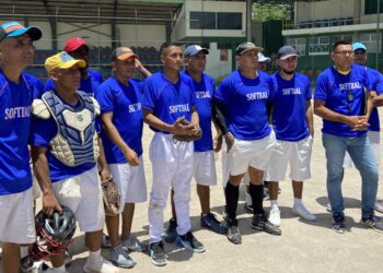 Privados de libertad en fase de confianza practican sóftbol