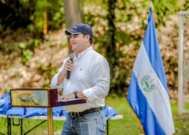 Gobierno del Presidente Nayib Bukele entrega más implementos deportivos como parte del programa Sueños a Bordo