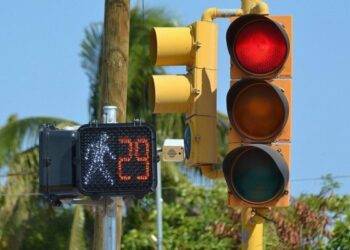 VMT iniciará proceso de adquisición y cambio de más de 2,000 semáforos en El Salvador