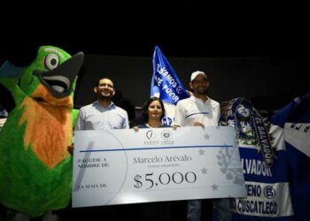 El tenista salvadoreño Marcelo Arévalo recibe premio económico por parte del INDES por su triunfo en Roland Garros
