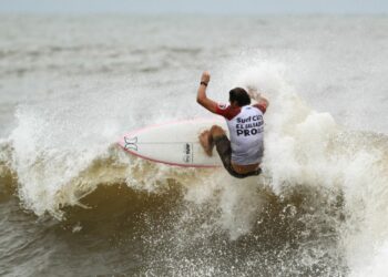 El surfista salvadoreño Bryan Pérez quedó fuera del Championship Tout