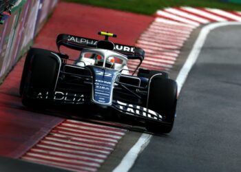 Salió de boxes y terminó contra el muro: el insólito choque de Yuki Tsunoda que pudo haberle costado el triunfo a Verstappen en la Fórmula 1