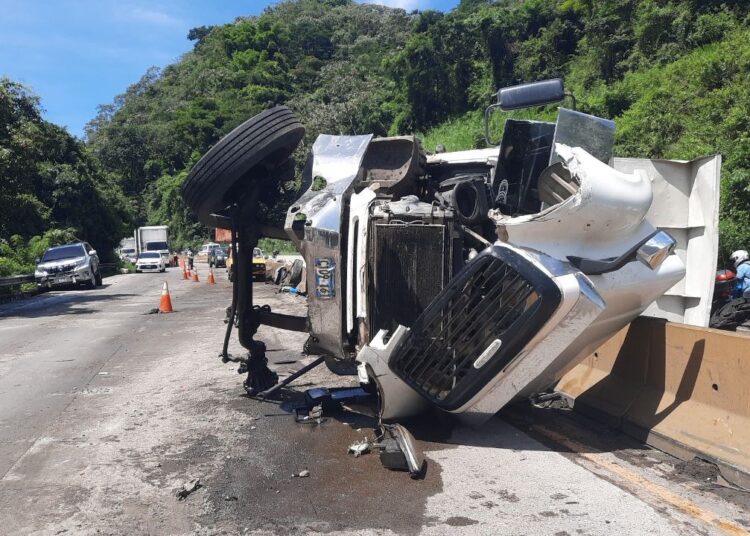 Un camión de carga volcó en carretera Los Chorros dejando a 3 personas lesionadas