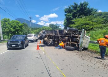 Camión volcado sobre redondel Integración provoca tráfico pesado en la zona