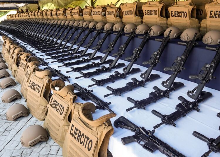 Fuerza Armada recibe fusiles, chalecos y cascos como parte de guerra contra pandillas