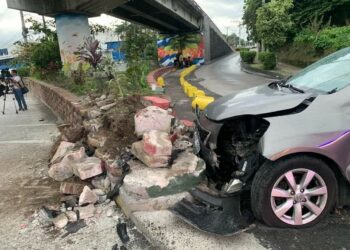 Conductor choca contra paso de desnivel en Antiguo Cuscatlán tras quedarse dormido